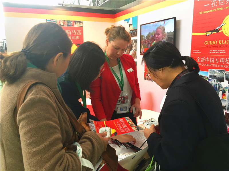 CHF2016专业买家在展位上与各国供应商洽谈业务2
