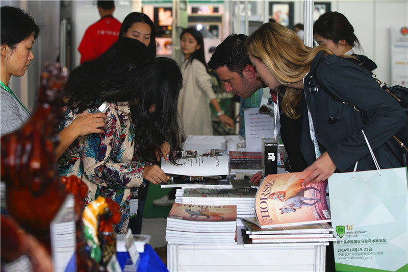 CHF2016专业买家在展位上与各国供应商洽谈业务3