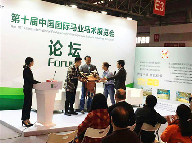 CHF 2016演讲嘉宾为幸运中奖观众颁奖