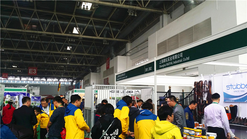 CHF2016参展企业展台上吸引了许多专业买家前来咨询